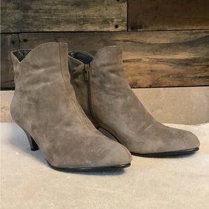 Me Too Grey Suede ankle bootie Sz 8.5